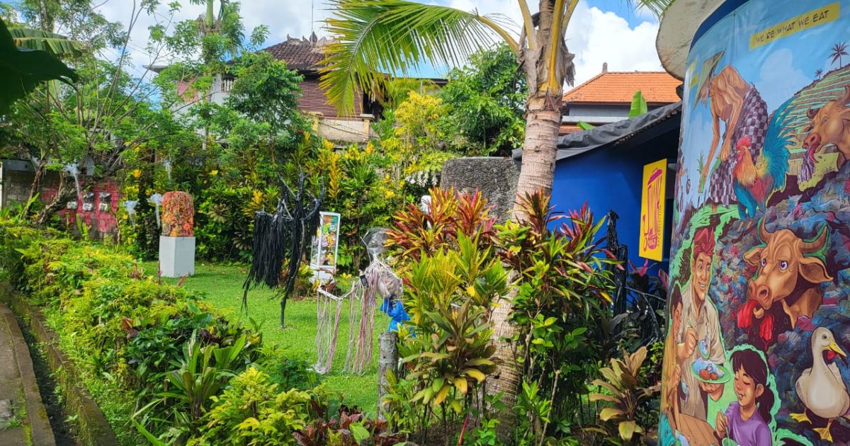 Foto Halaman Belakang Sebuah Villa yang dijadikan pameran seni dari sampah plastik oleh Junkyard Collective Bali (Dok: Hey Bali )