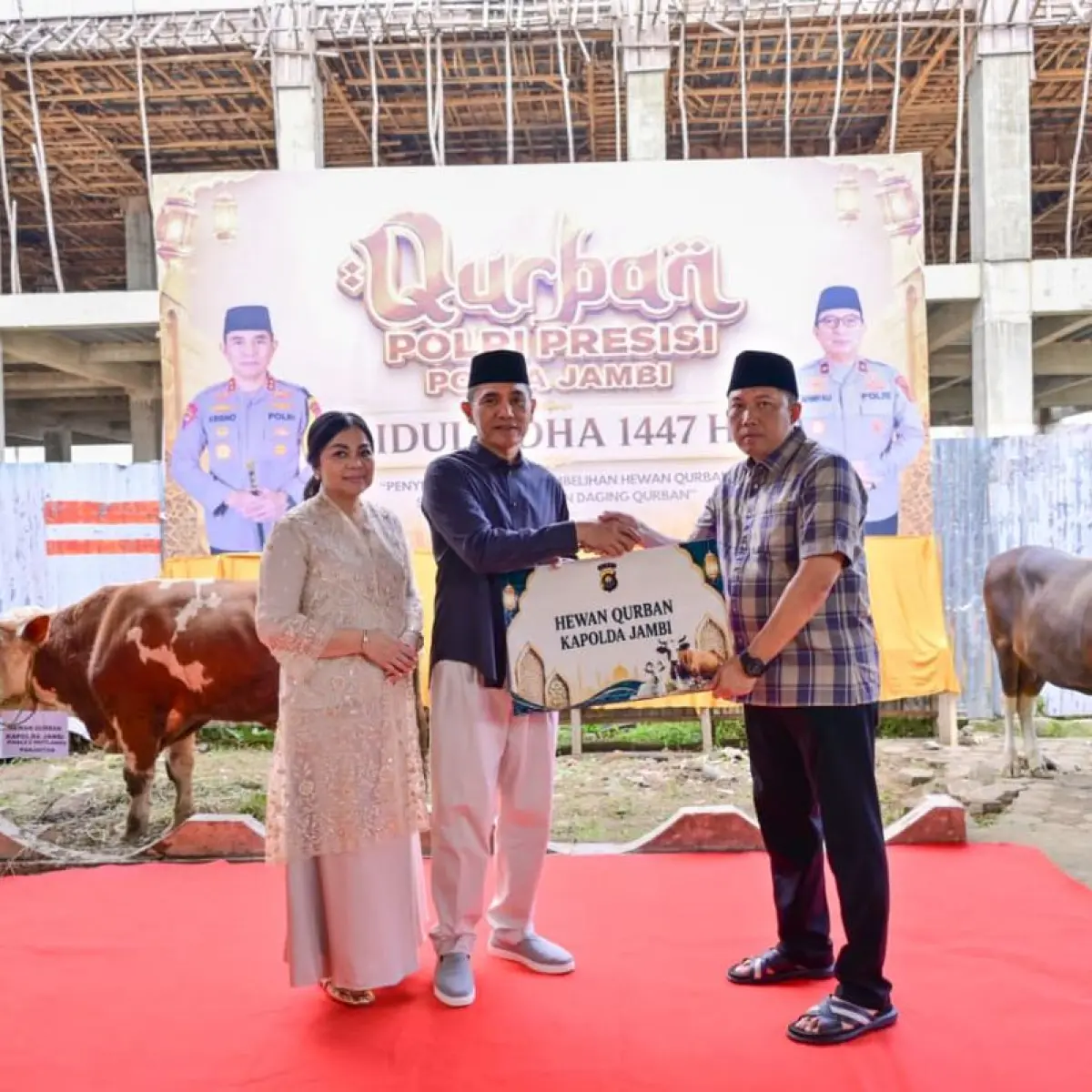 Kapolda Jambi Irjen Krisno H Siregar ditemani isteri secara simbolis menyerahkan sapi yang hendak disembelih.(Dok.Humas Polda Jambi)