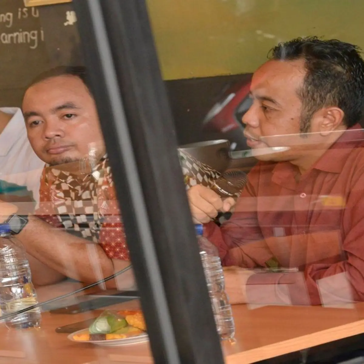 Komisioner KPAI RI Jasra Putra (kanan) dan Pengmat Pemilu Jeirry Sumampaow (kiri) menjadi pembicara dalam diskusi Kontroversi Politisasi Anak dalam Pemilu(MI/	MOHAMAD IRFAN)
