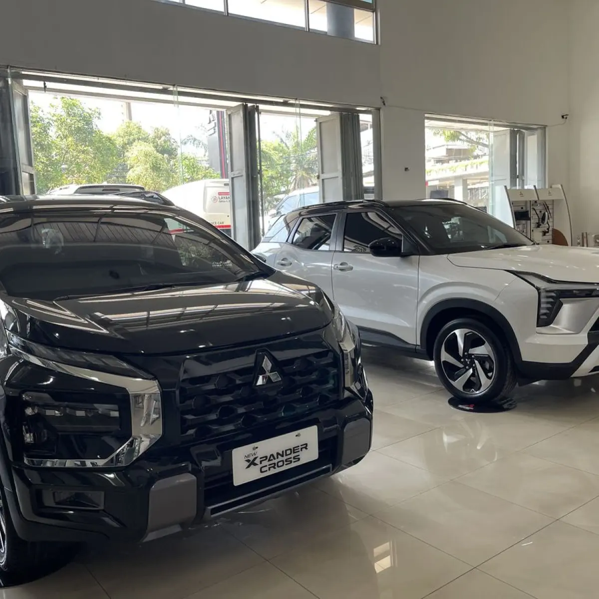 mobil crossover modern warna kontras melaju jalanan perkotaan (Foto: Dealermitsubishi-jakarta)
