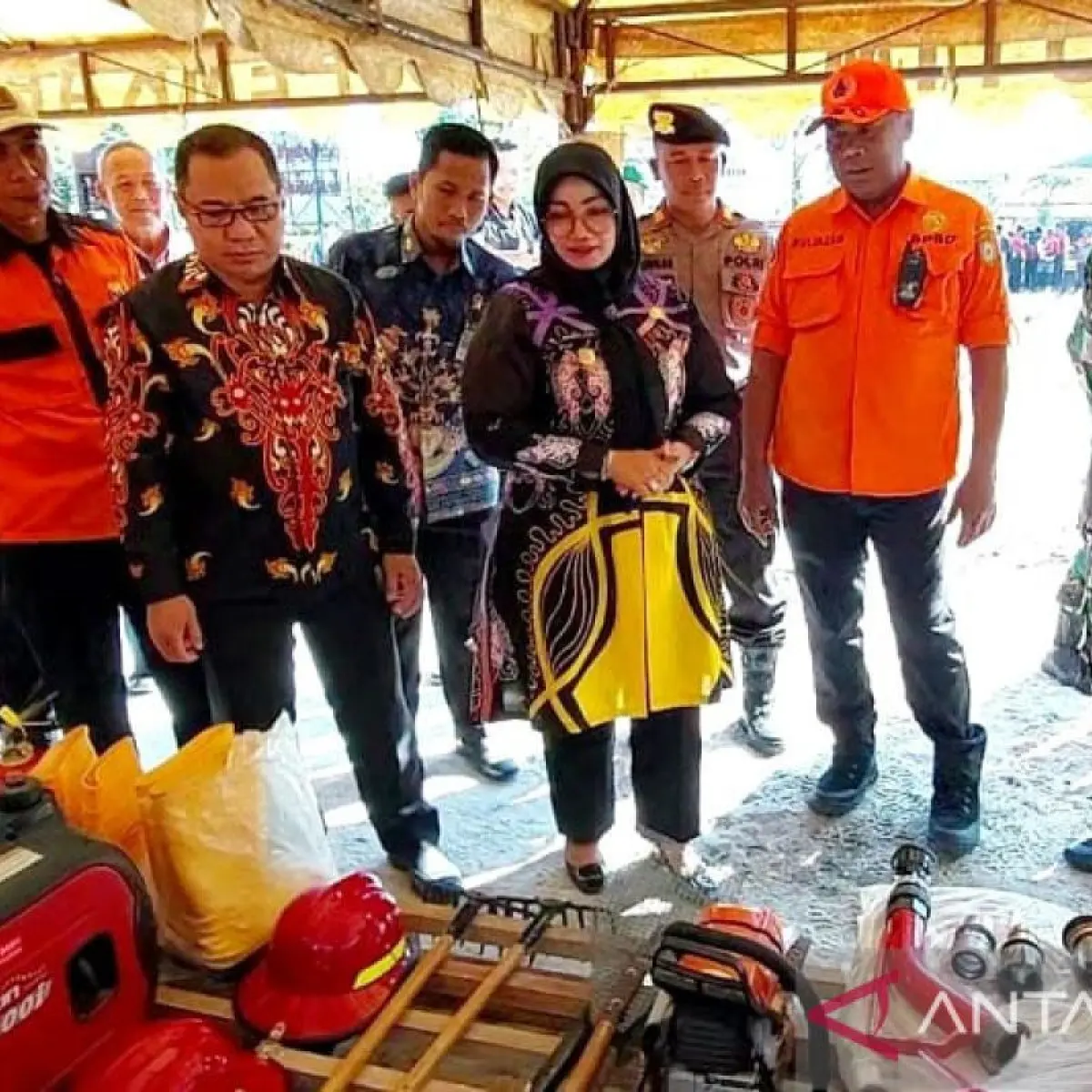 petugas memadamkan kebakaran lahan (Foto: Antaranews)