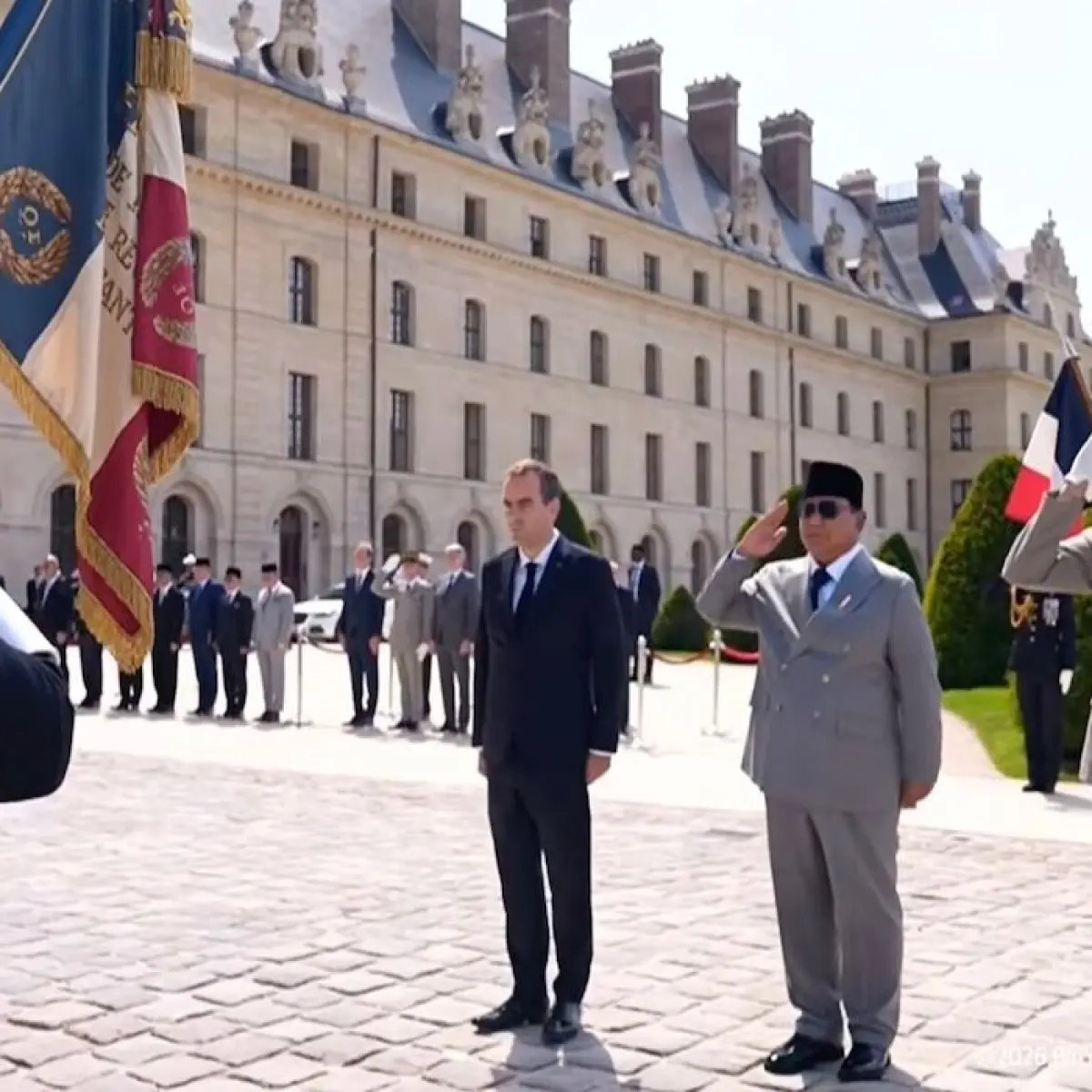 Presiden Prabowo Subianto tiba di Istana Elysee, Prancis, disambut Presiden Emmanuel Macron.(Dok. Youtube Sekretariat Presiden)