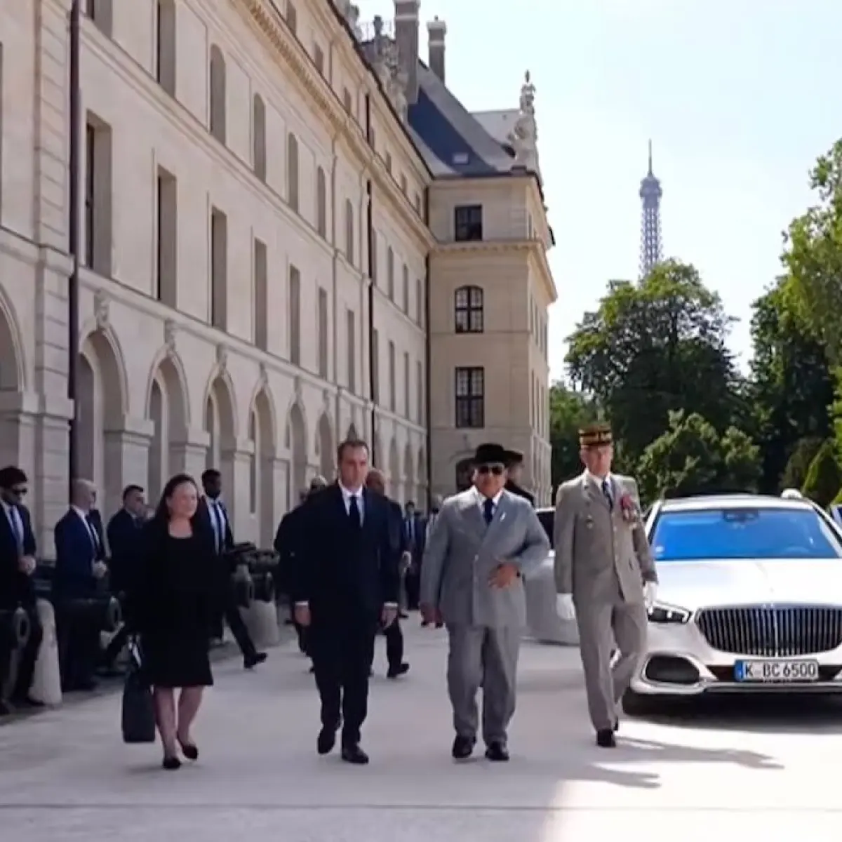 Presiden Prabowo Subianto tiba di Istana Elysee, Paris, disambut hangat oleh Presiden Emmanuel Macron.(Dok. Youtube Sekretariat Presiden)
