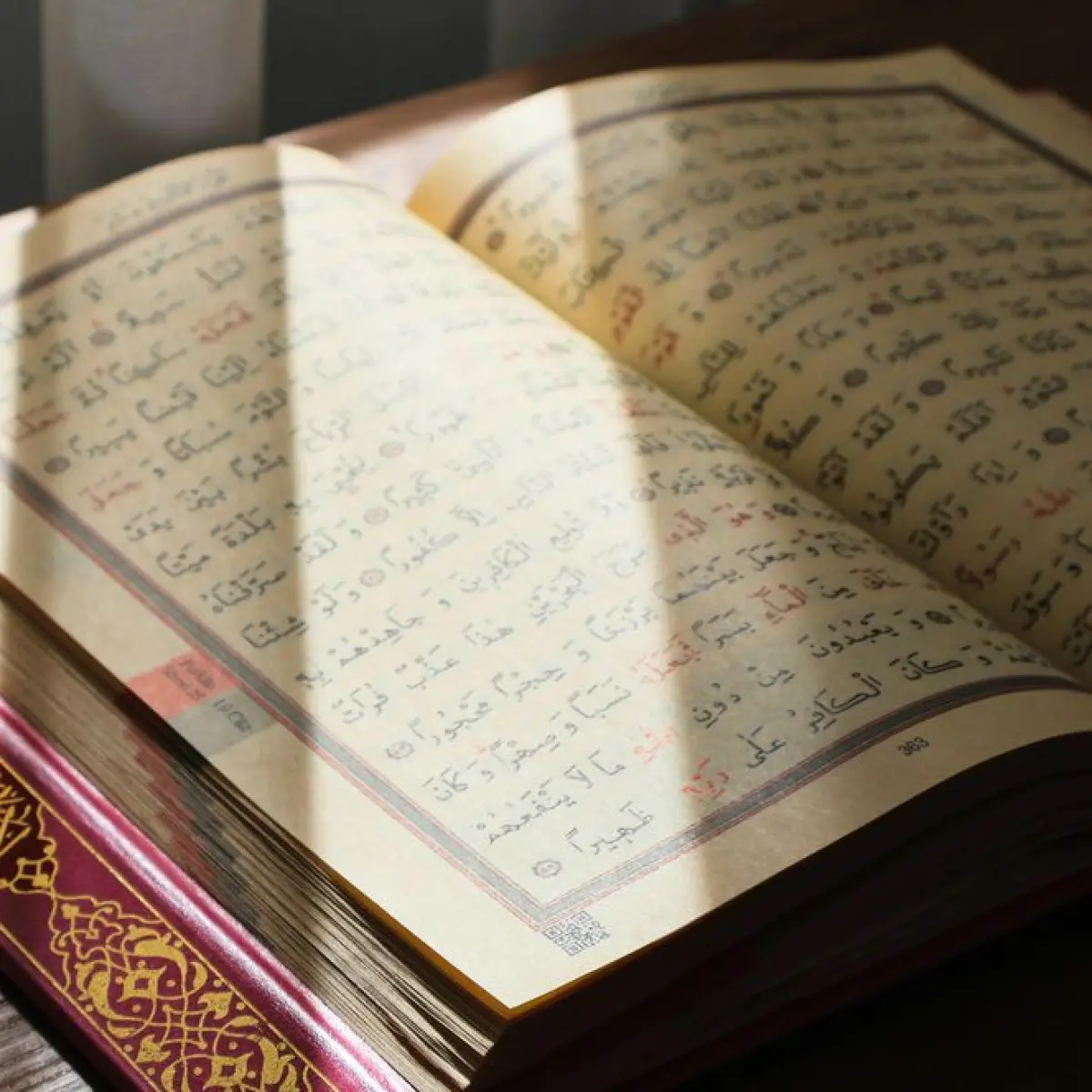 tangan seseorang sedang membuka lembaran mushaf al-quran besar dengan latar belakang pencahayaan hangat (Foto: Pexels)