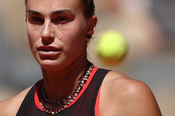 Gaya petenis Aryna Sabalenka memakai kalung statement di French Open 2026. (Foto: REUTERS/Stephane Mahe)