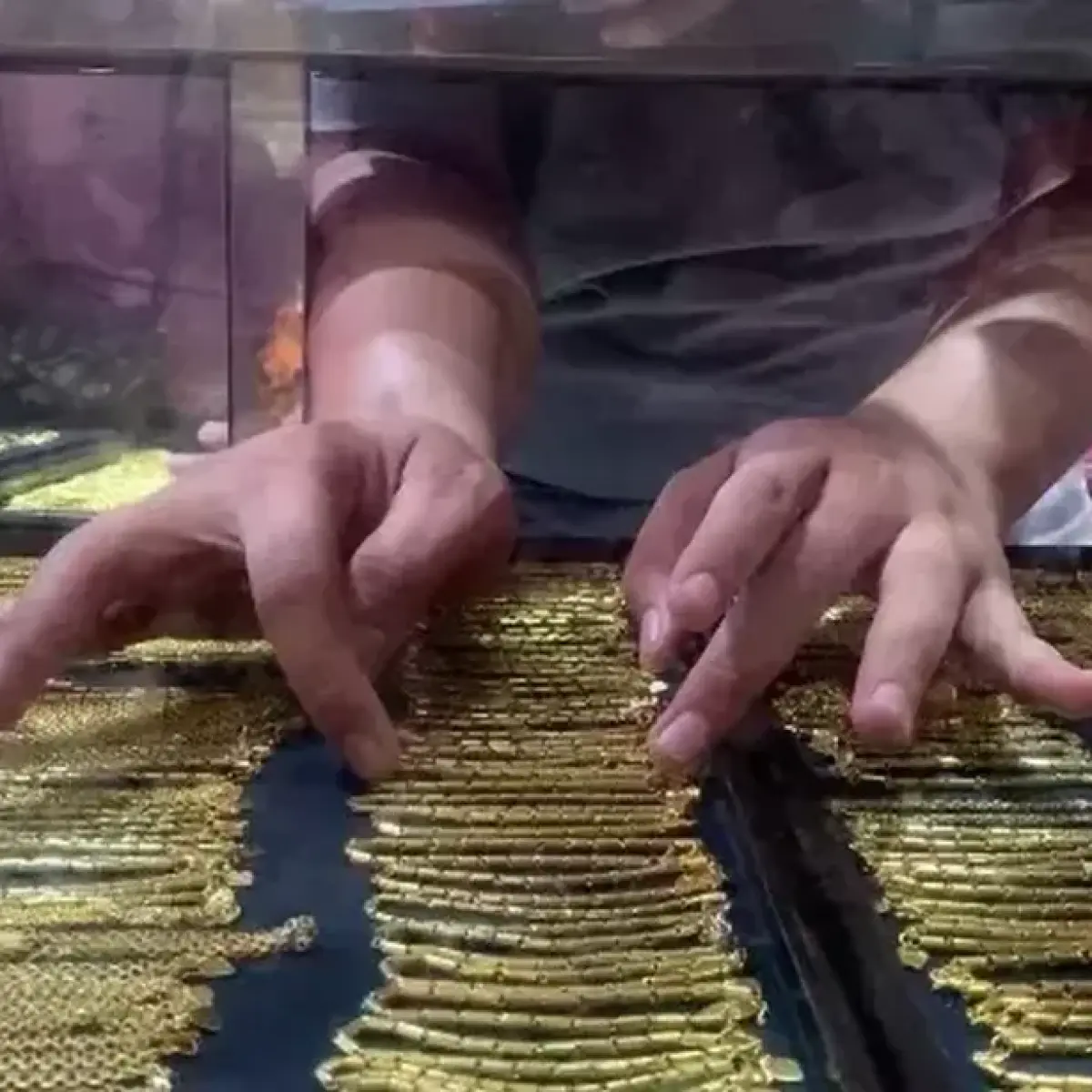 Dinamika Harga Emas Batangan dan Perhiasan di Indonesia Hari Ini: Ada Kesenjangan Signifikan di Tingkat Ritel