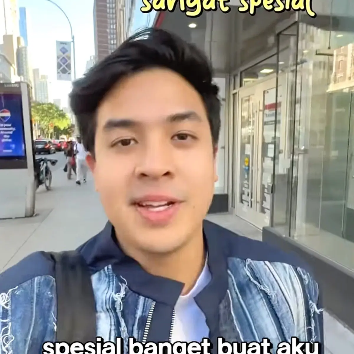 Jerome Polin mengunggah video saat dirinya tengah berada di New York, Amerika Serikat. YouTuber yang dikenal dengan konten Matematika itu terbang ke NY untuk menghadiri wisuda wanita yang disebutnya ‘seseorang yang spesial banget buatku.’ Foto: Dok. I
