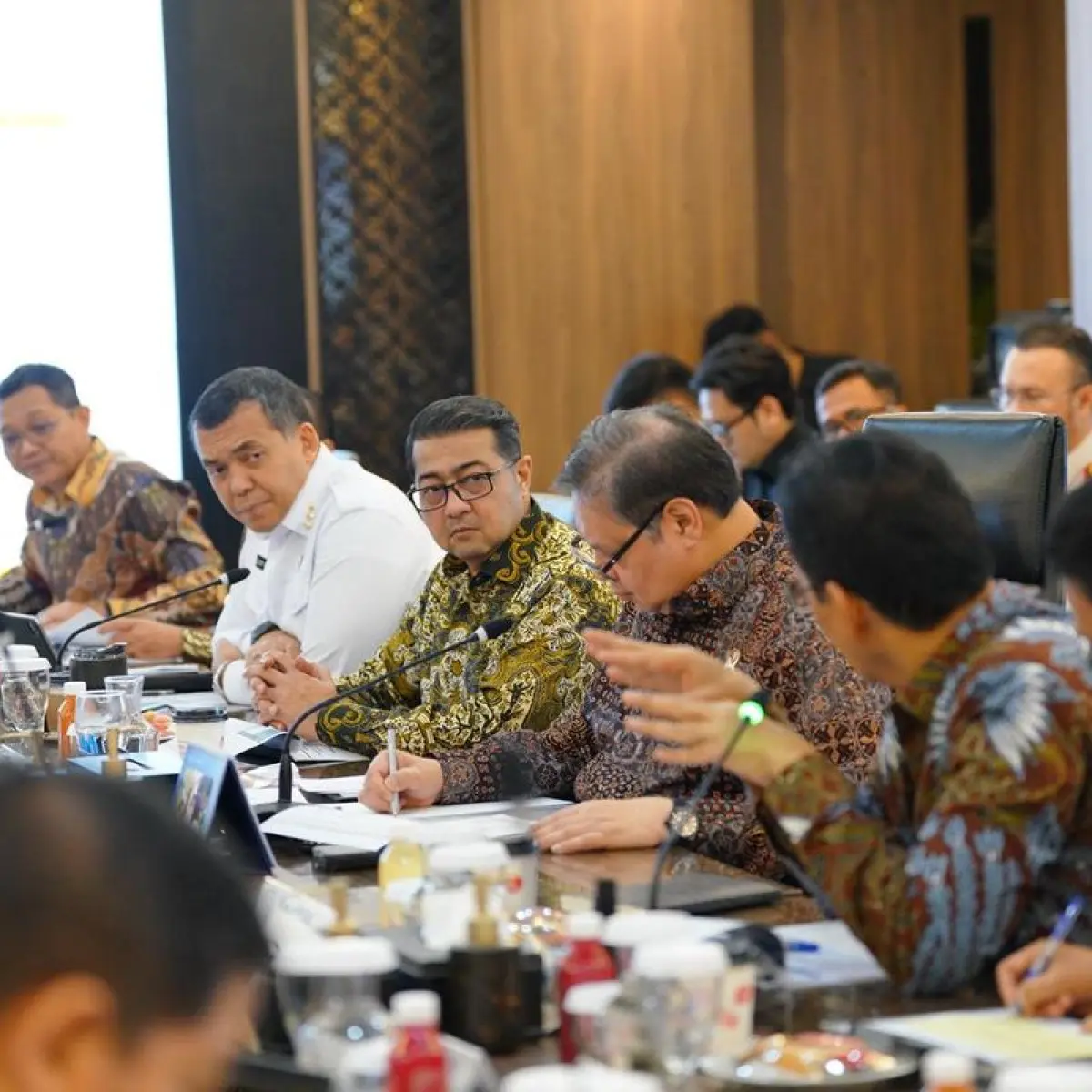 Pada Rapat Koordinasi Terbatas (Rakortas) yang dipimpin oleh Menteri Koordinator Bidang Perekonomian (Menko Ekon) dan dihadiri Menteri Keuangan, Menteri Ekraf, dan beberapa Menteri lainnya, Pemerintah menyepakati penurunan tarif PPh royalti bagi penulis d