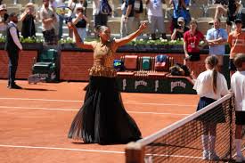 Ilustrasi: Pesona Gaun Emas Berkilau Naomi Osaka di Roland Garros, Inspirasi Gemerlap Menara Eiffel