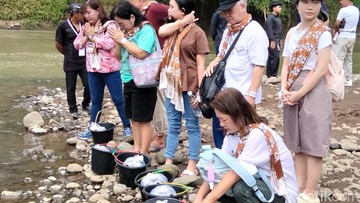 Ritual melepas ribuan ekor ikan di sungai Progo jelang Waisak (Eko Susanto/detikJateng)
