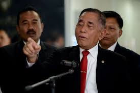 Menteri Pertahanan Ryamizard Ryacudu (tengah) menjawab pertanyaan dari wartawan di Kementerian Pertahanan, Jakarta, Rabu (12/6/2019). Ryamizard Ryacudu menyatakan keamanan jelang sidang sengketa Pemilihan Presiden 2019 di Mahkamah Konstitusi (MK) pada 14 Juni 2019, berjalan kondusif. ANTARA FOTO/M Risyal Hidayat/nz.()