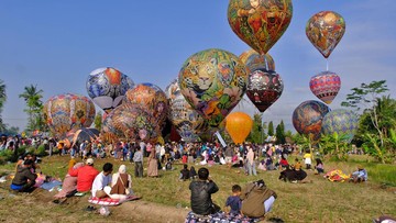 Sejumlah warga menyaksikan penerbangan balon tradisional saat Festival Balon Ngawen di kawasan Candi Ngawen, Muntilan, Magelang, Jawa Tengah, Minggu (31/5/2026). Foto: ANTARA FOTO/Anis Efizudin