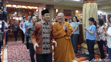 Menteri Agama Nasaruddin Umar hadir di perayaan Waisak 2026 di Wihara Ekayana Arama, Indonesia Buddhist Centre, Kebon Jeruk, Jakbar, Minggu (31/5/2026). (Syanti Mustika/detikcom)