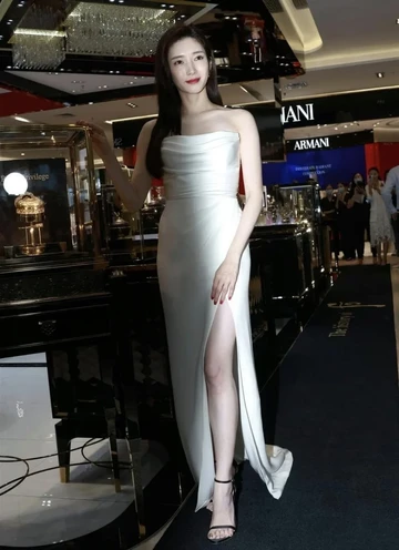 Detail Kaki Aktris Jiang Shuying Picu Diskusi Baru tentang Standar Kecantikan Tak Terhindarkan di Dunia Selebriti