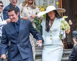 Penyanyi Dua Lipa dan aktor Callum Turner resmi menikah dalam sebuah upacara intim di London sebelum menggelar pesta mewah tiga hari di Sisilia, Italia. (The Sun/DOK)