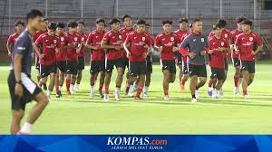 Pemain Timnas U20 Indonesia menjalani latihan yang menjadi bagian dari pemusatan latihan di Gelora 10 November Surabaya, Jawa Timur, Kamis (5/3/2026) malam.(KOMPAS.COM/SUCI RAHAYU)