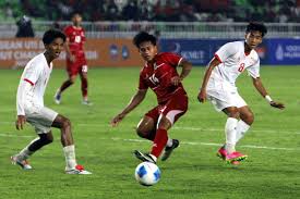 Pemain Timnas U19 Indonesia, Fabio Azkairawan, merebut bola dari pemain Myanmar Nyan Soe San (kanan) pada pertandingan Piala AFF U19 2026 di Stadion Utama Sumatera Utara, Kabupaten Deli Serdang, Senin (1/6/2026). Indonesia mengalahkan Myanmar dengan skor 3-0.ANTARA FOTO/Yudi Manar/rwa.(ANTARA FOTO/Yudi Manar)