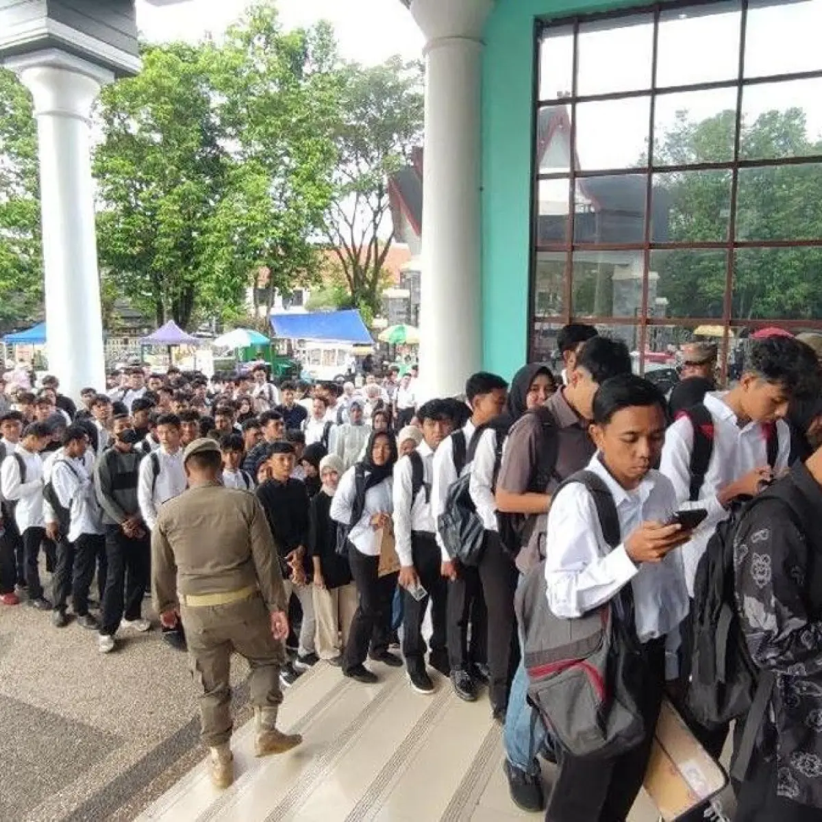 Antrean pada pencari kerja di Job Fair Ciamis di Gedung Islamic Center (Foto: Dadang Hermansyah/detikJabar)