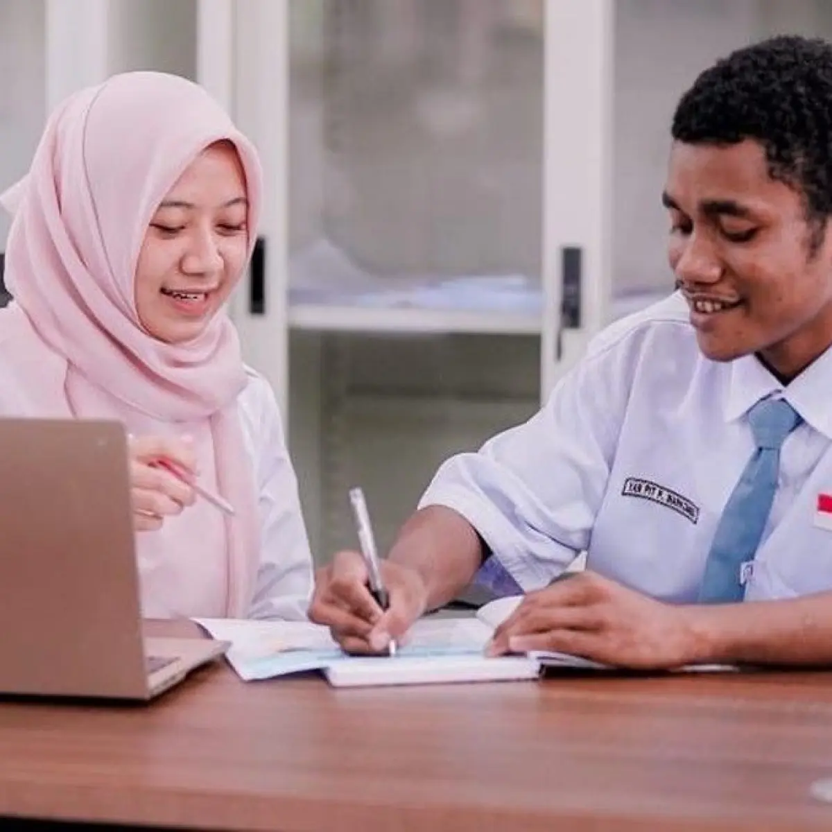 Ilustrasi Guru Sekolah Rakyat (Foto: Kemensos)