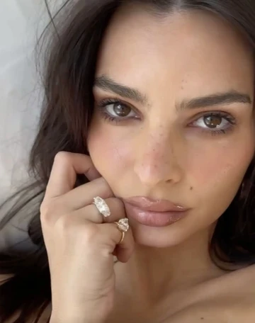 Emily Ratajkowski pamer cincin perceraian. (Foto: Instagram/@emrata)