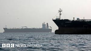 Keterangan gambar, Selat Hormuz masih terblokir dan serangan berlanjut, meskipun ada negosiasi gencatan senjata