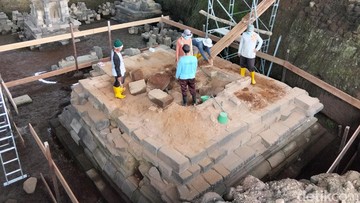 Proses pemugaran Candi Losari, di Dusun Losari, Desa Salam, Kecamatan Salam, Kabupaten Magelang, Senin (30/3/2026). (Eko Susanto/detikJateng)