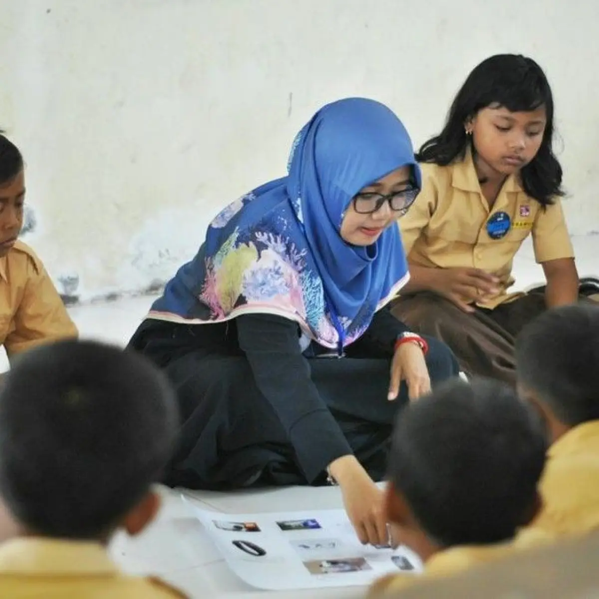 Ilustrasi Guru Sekolah Rakyat (Foto: Husniati Salma/Unsplas)