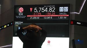 Foto: Pengunjung mengamati layar digital pergerakan Indeks Harga Saham Gabungan (IHSG) di Bursa Efek Indonesia, Jakarta, Kamis (4/6/2026). (CNBC Indonesia/Muhammad Sabki)