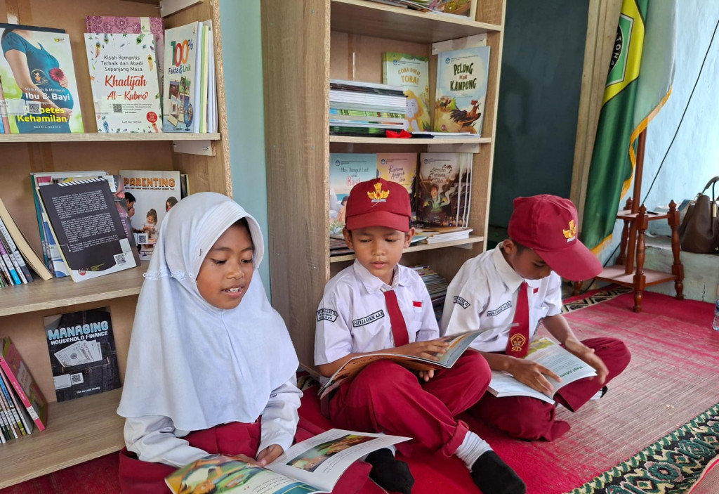 Anak-anak di Desa Pasir Buncir membaca buku. Foto: Ilham Pratama/Medcom.id