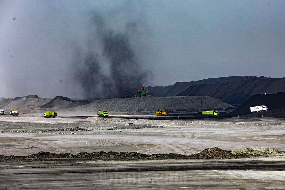 Truk membawa batu bara di tambang milik PT Bukit Asam Tbk (PTBA)  di Tanjung Enim, Kabupaten Muara Enim , Sumatra Selatan. Bisnis/Abdurachman