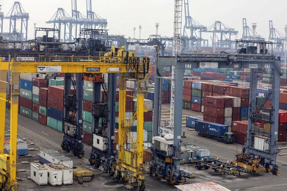 Aktivitas bongkar muat peti kemas di pelabuhan Tanjung Priok, Jakarta, Rabu (22/6/2022). Bisnis/Eusebio Chrysnamurti