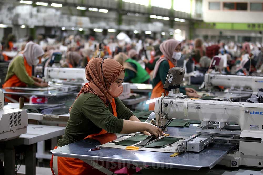 Karyawan beraktivitas di salah satu pabrik di Jawa Barat. Bisnis/Bisnis