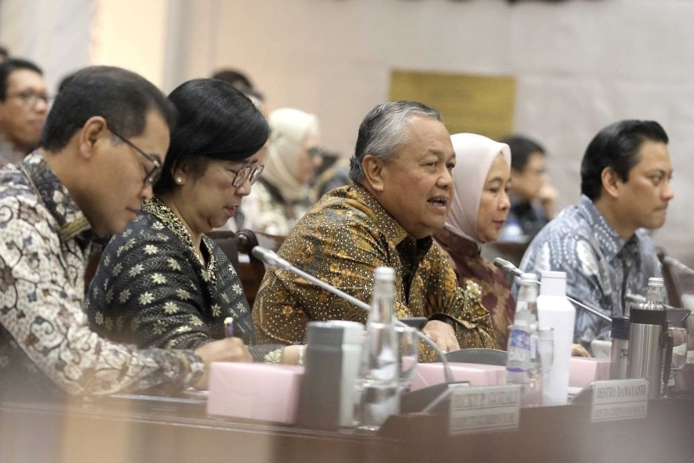 Gubernur Bank Indonesia Perry Warjiyo (tengah) bersama Deputi Gubernur Senior Destry Damayanti (kedua kiri), Deputi Gubernur Aida S. Budiman (kedua kanan), Deputi Gubernur Ricky P. Gozali (kiri) dan Deputi Gubernur Thomas A.M. Djiwandono mengikuti rapat kerja dengan Komisi XI DPR di Kompleks Parlemen, Senayan, Jakarta, Senin (18/5/2026)./Bisnis-Eusebio Chrysnamurti