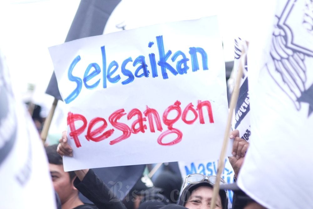 Salah seorang buruh Sritex menyampaikan aspirasinya dalam aksi demonstrasi yang digelar di PN Semarang pada Senin (12/1/2026). Tim Kurator dalam kasus kepailitan Sritex dinilai lamban dalam menyelesaikan pembayaran hak pekerja/Bisnis-Muhammad Faisal Nur Ikhsan.