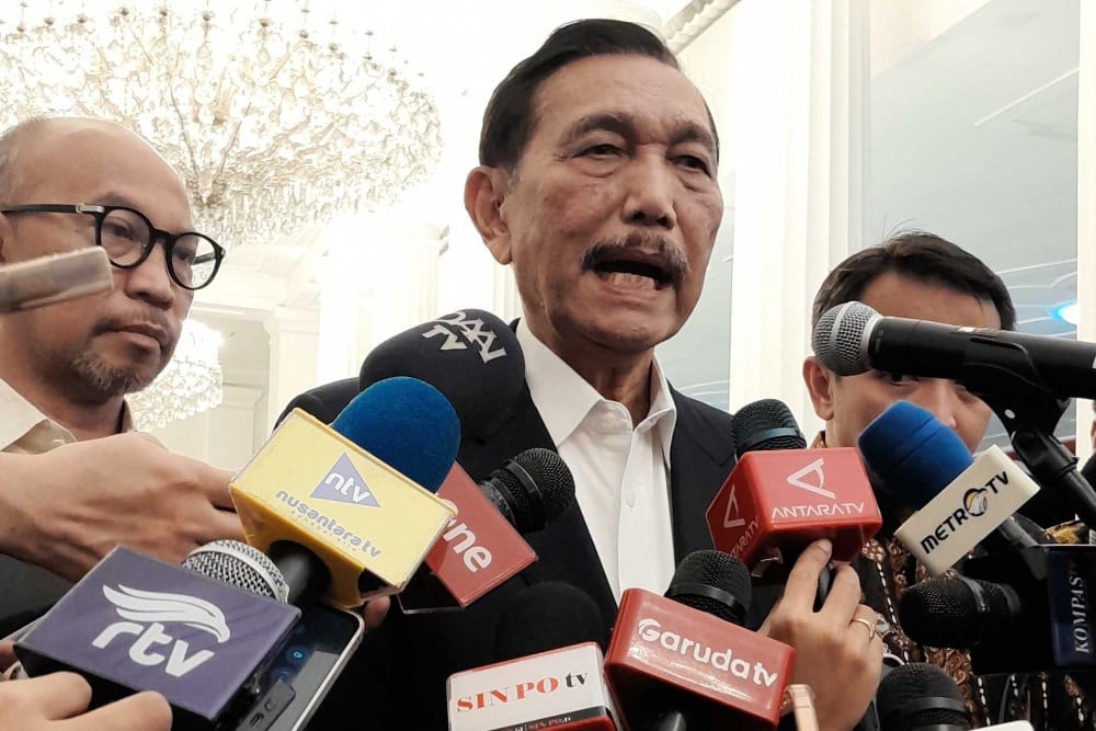 Ketua DEN Luhut Binsar Pandjaitan serta Anggota DEN Chatib Basri di Istana Merdeka pada Selasa (9/6/2026) seusai menggelar pertemuan dengan Presiden RI Prabowo Subianto. Dalam pertemuan tersebut, DEN melaporkan terkait dengan survei program Makan Bergizi Gratis (MBG) hingga progres Government Technology (GovTech)./Bisnis-Fahmi Ahmad Burhan