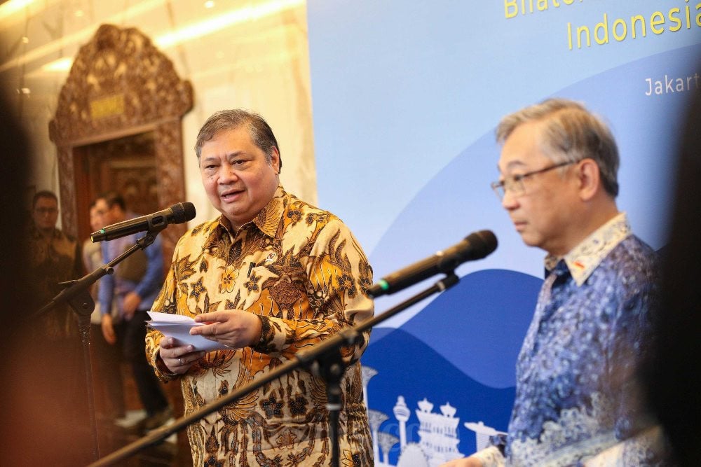 Wakil Perdana Menteri sekaligus Menteri Perdagangan dan Industri Singapura, Gan Kim Yong (kanan) bersama Menteri Koordinator Bidang Perekonomian Airlangga Hartarto (kiri) menjawab pertanyaan wartawan pada sesi konferensi pers Pertemuan The 16th Ministerial Meeting of the Six Working Groups di Jakarta, Selasa (9/6/2026)./Bisnis-Himawan L. Nugraha