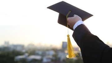 Tips mendekati calon promotor untuk daftar beasiswa PMDSU 2026. Foto: Getty Images/iStockphoto/Chaichan Pramjit