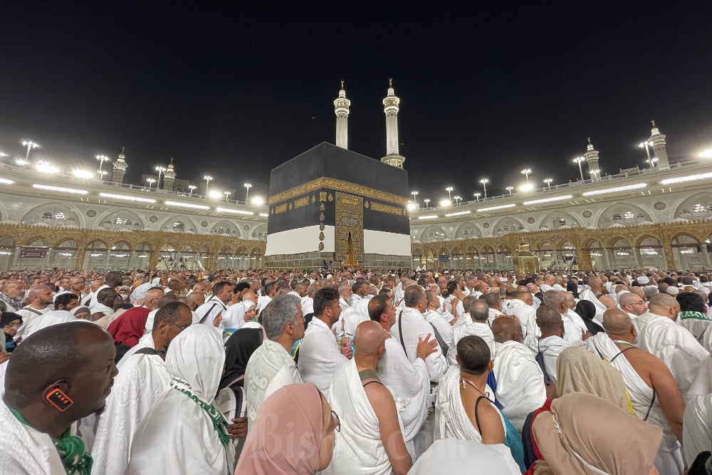 Jemaah haji melakukan tawaf di Masjidilharam, Makkah, Arab Saudi pada Jumat (15/5/2026) usai salat Subuh. / Bisnis-Wibi Pangestu Pratama