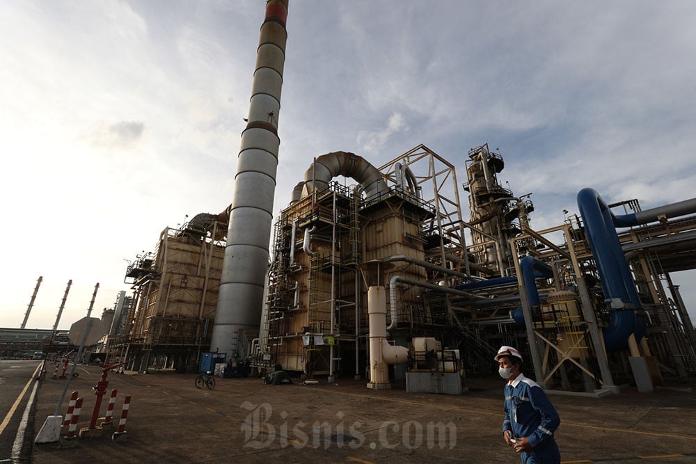 Pekerja PT Kilang Pertamina Internasional (KPI) beraktivitas di kawasan Pertamina Refinery Unit (RU) IV Cilacap. Bisnis/Nurul Hidayat
