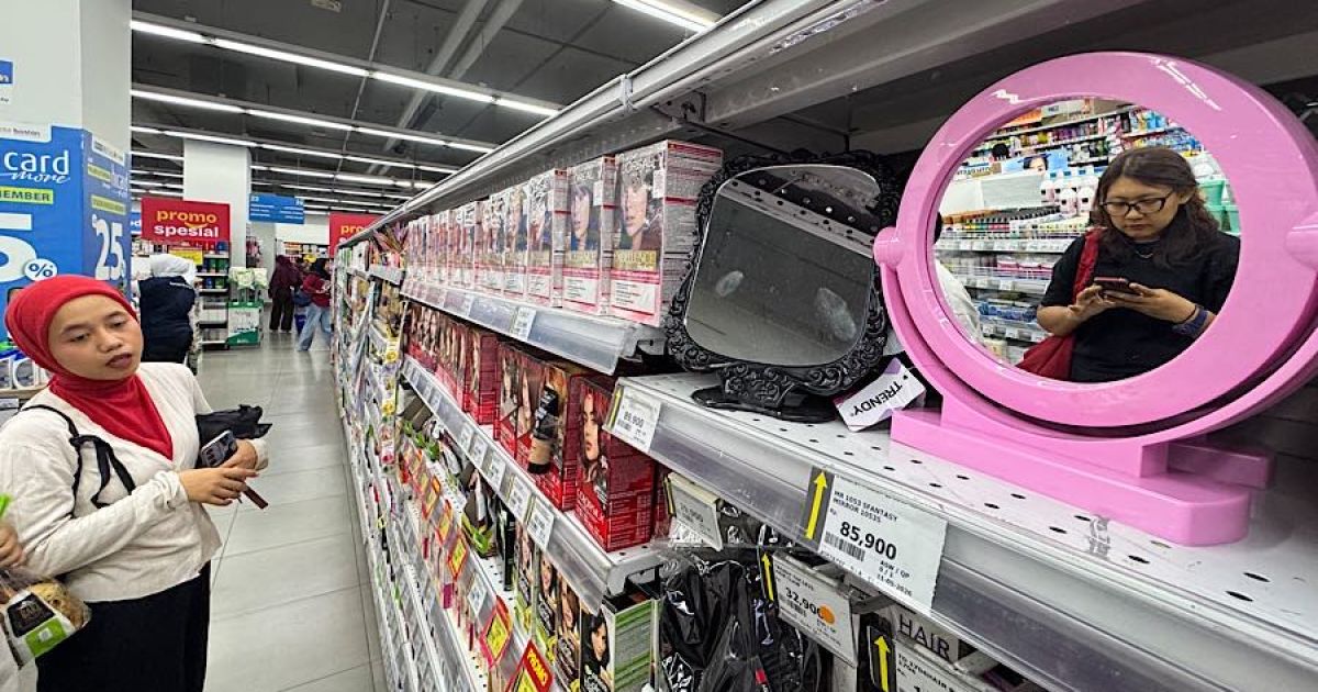 Pengunjung berbelanja di salah satu supermarket di Jakarta Selatan beberapa waktu lalu. (Foto Bloomberg Technoz/Andrean Kristianto)