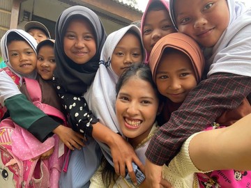 (Foto: dok. Instagram @putriwidhia_) Putri Widhiasari memamerkan momen bersama anak-anak di MIS Baitul Ghafur, Kampung Cilembeur, Desa Lebakmuncang, Jawa Barat.