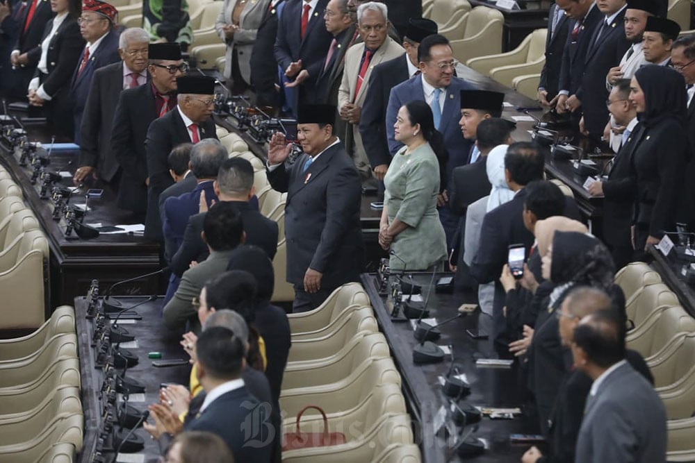 Presiden Prabowo Subianto (kiri) bersama Wakil Presiden Gibran Rakabuming Raka (kanan) dan Ketua DPR Puan Maharani (tengah) pada Rapat Paripurna DPR RI ke-19 Masa Persidangan V Tahun Sidang 2025—2026 dalam rangka penyampaian Kerangka Ekonomi Makro (KEM) dan Pokok-Pokok Kebijakan Fiskal (PPKF) RAPBN 2027 di Gedung Nusantara, Kompleks Parlemen, Senayan, Jakarta, Rabu (20/5/2026). Bisnis/Eusebio Chrysnamurti