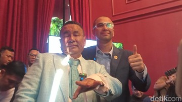 Raffi Ahmad dan Hotman Paris usai menggelar jumpa pers di kawasan Melawai, Jaksel. Foto: Muhammad Ahsan Nurrijal/detikcom