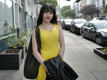 Tiara Andini terlihat berpose di trotoar San Francisco, Amerika Serikat dengan latar belakang bangunan bergaya klasik. Ia mengenakan dress kuning cerah yang dipadukan dengan tas selempang besar berwarna hijau army dan jaket kulit hitam yang disampirkan di lengan. (Foto: dok Instagram tiaraandini)