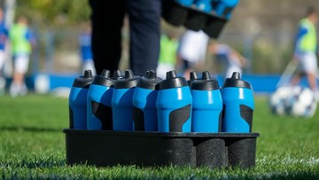Hidrasi penting dalam olahraga apapun. Foto: Getty Images/MihailDechev