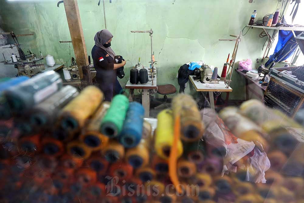 Penjahit beraktivitas dirumah produksi di Bekasi, Jawa Barat. Bisnis/Abdurachman