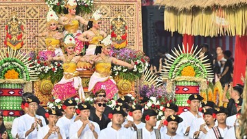 Seniman menampilkan atraksi budaya saat pawai pembukaan Pesta Kesenian Bali (PKB) ke-48 di Denpasar, Bali. Perhelatan seni tahunan tersebut mengusung tema Atma Kerthi: Jiwa Siddha Parisudha yang bermakna memuliakan jiwa yang paripurna. ANTARA FOTO/Fikri Yusuf