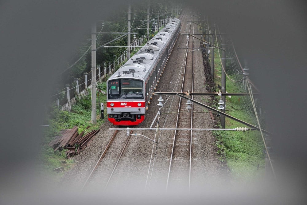 Rangkaian KRL melintas di Jalarta, Senin (20/4/2026). KAI Commuter tercatat telah melayani sebanyak 86,86 juta penumpang selama kuartal I/2026, meningkat 5,7% YoY./Bisnis-Himawan L Nugraha