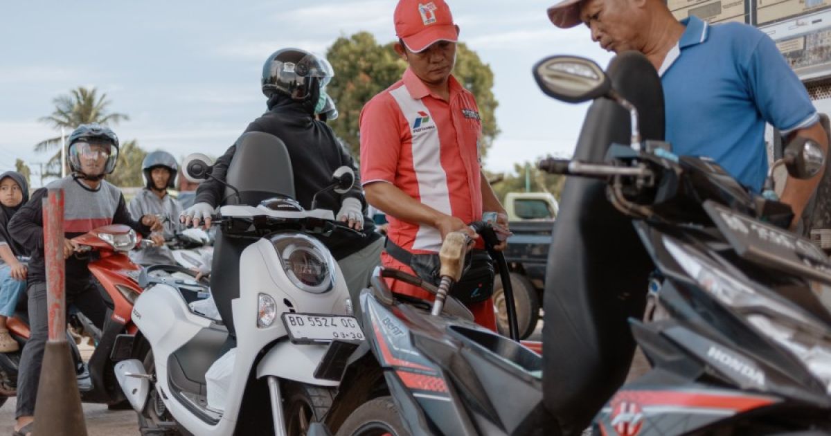 Seorang pekerja mengisi bahan bakar sepeda motor di SPBU PT Pertamina di Bengkulu beberapa waktu lalu. (Foto Bloomberg-Muhammad Fadli)