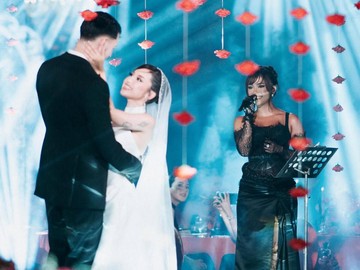Marion Jola memakai dress hitam. Terlihat ia mensenandungkan lagu sambil berjalan ke hadapan para tamu undangan pernikahan Jennifer Coppen dengan Justin Hubner. (Foto: dok Instagram lalamarionmj)